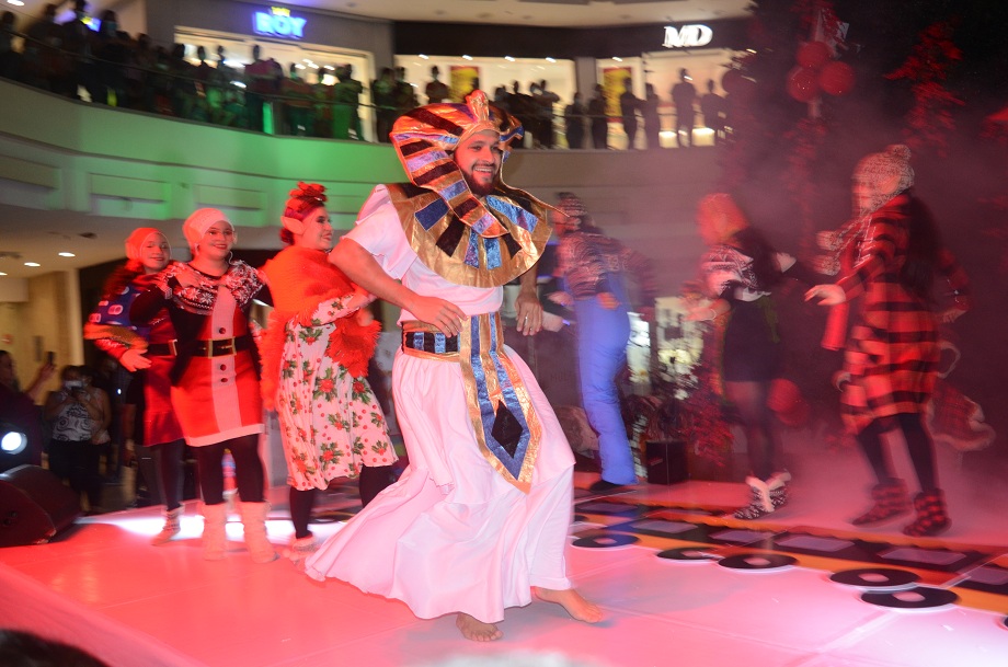 Multiplaza le da la bienvenida a la Navidad con espectacular show de música y luces