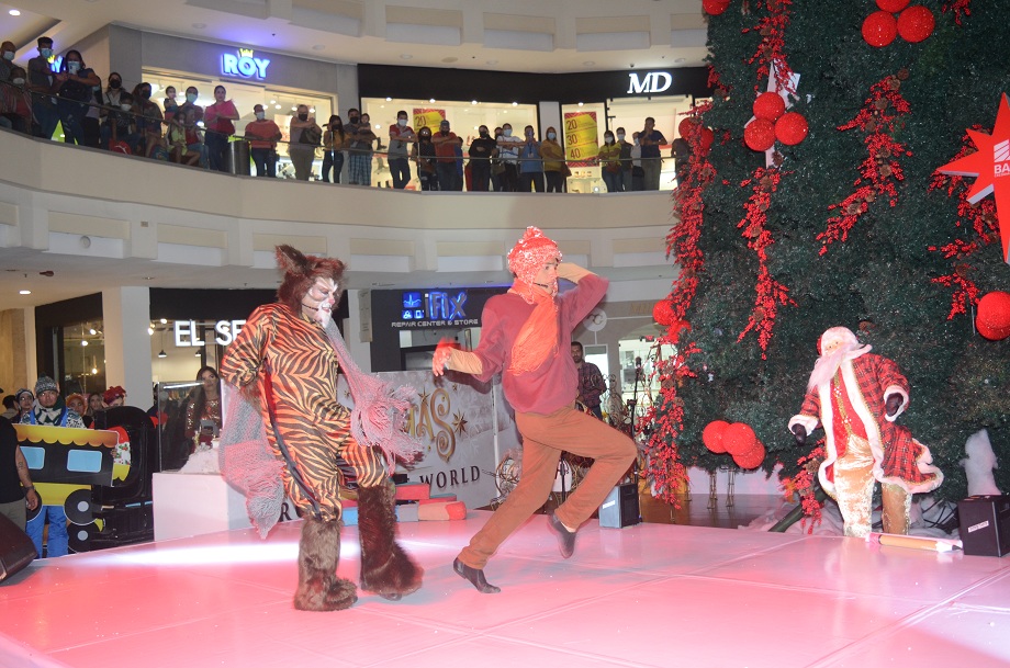 Multiplaza le da la bienvenida a la Navidad con espectacular show de música y luces