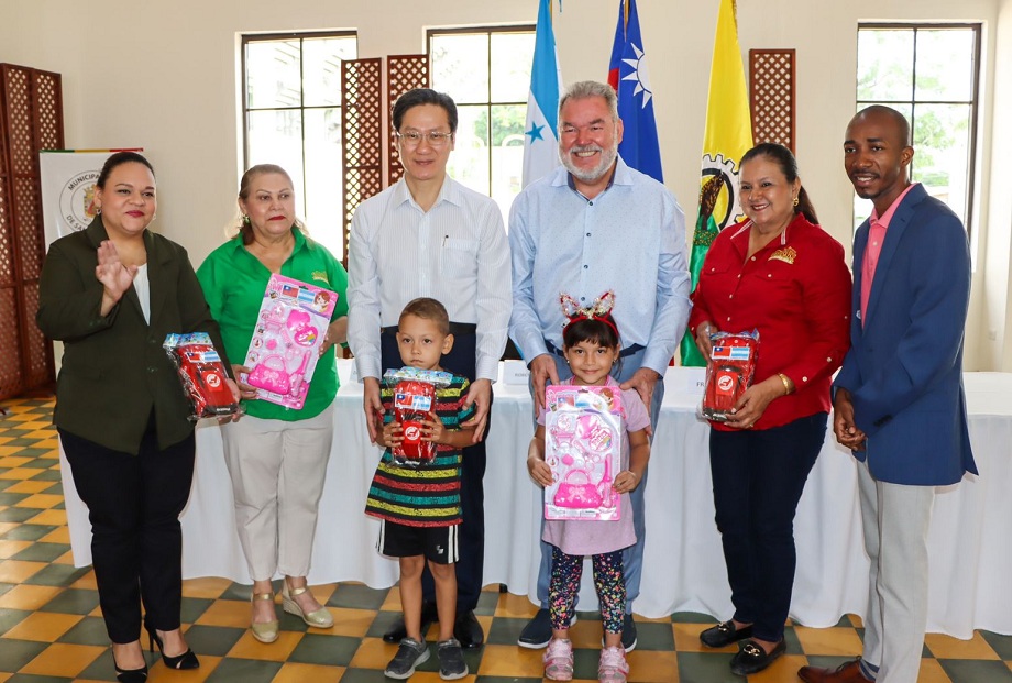 Cónsul de China (Taiwán) dona juguetes para niños de escasos recursos en San Pedro Sula