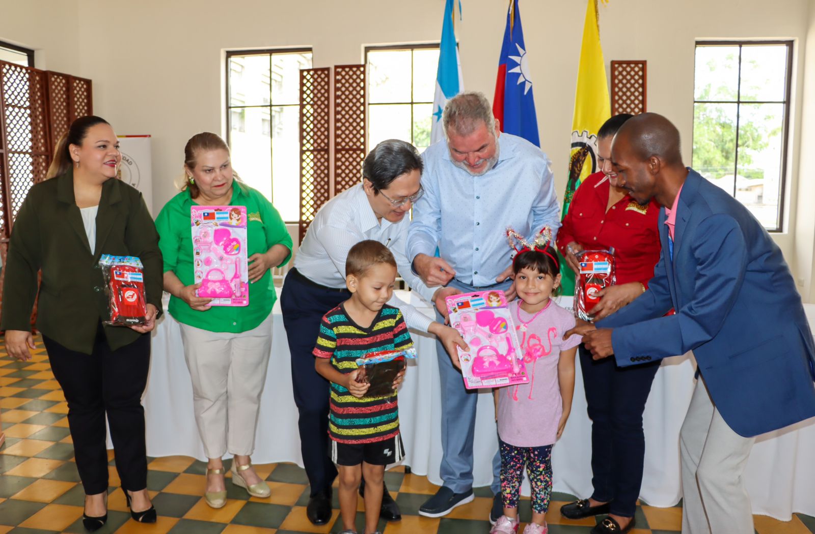 Cónsul de China (Taiwán) dona juguetes para niños de escasos recursos en San Pedro Sula