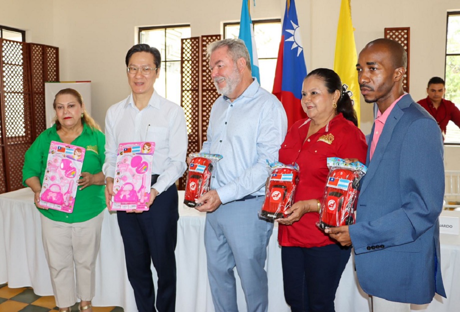 Cónsul de China (Taiwán) dona juguetes para niños de escasos recursos en San Pedro Sula