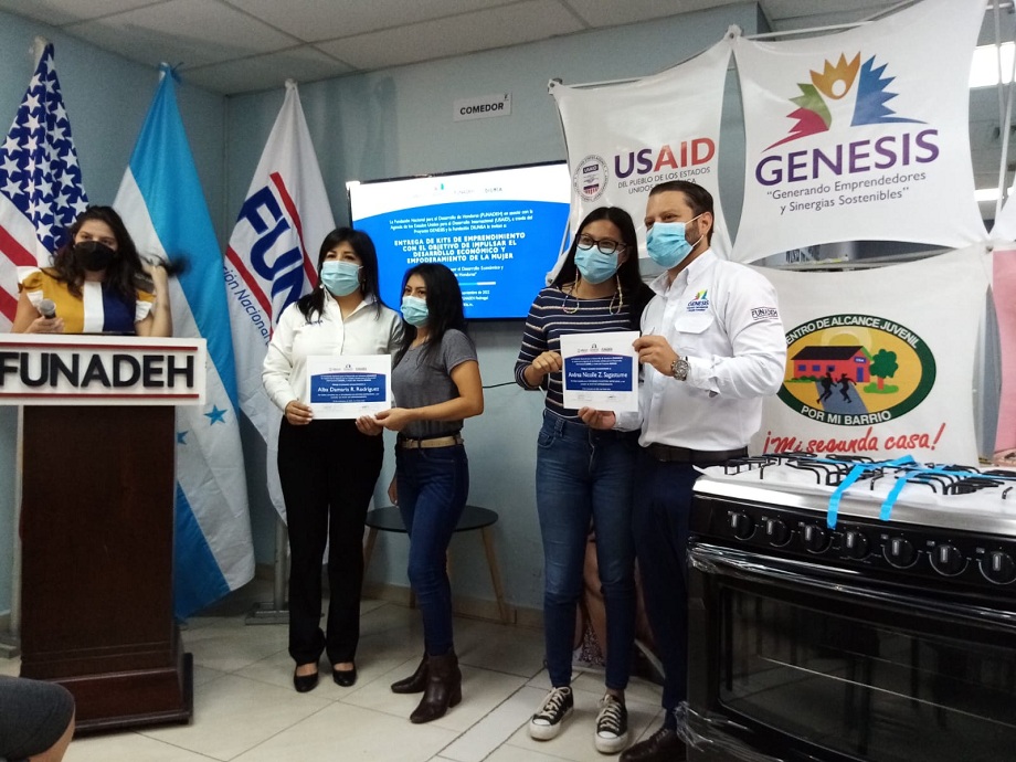 Funadeh en asocio con USAID, a través de su proyecto Genesis y Fundación Diunsa entregan kits de emprendimiento a mujeres 