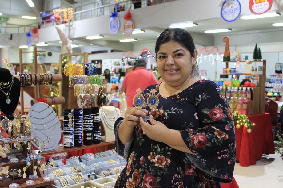 Más de 150 emprendedores exponen en el Bazar Navideño en Expocentro