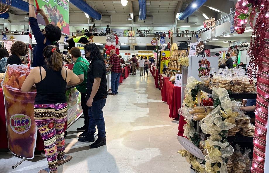 Más de 150 emprendedores exponen en el Bazar Navideño en Expocentro