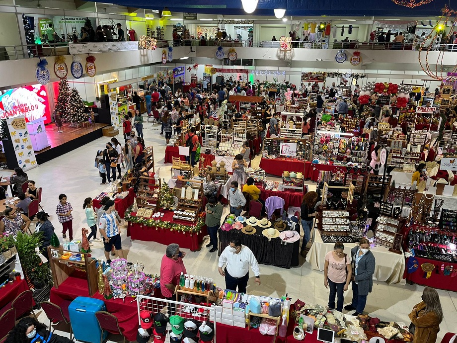 Más de 150 emprendedores exponen en el Bazar Navideño en Expocentro