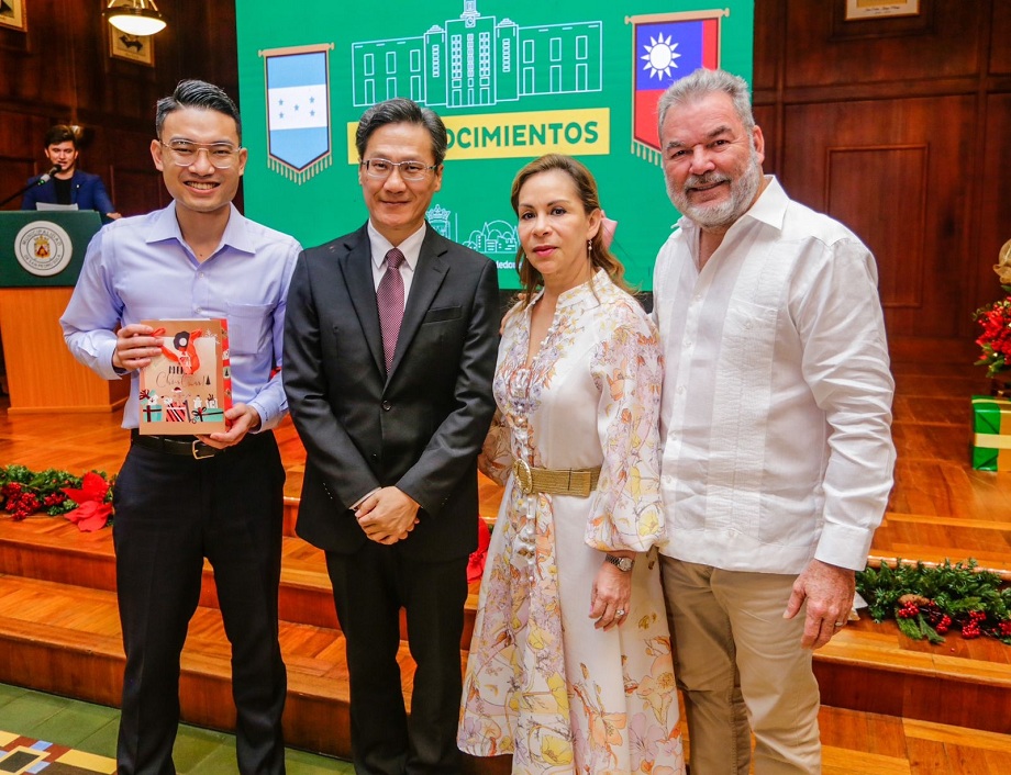 Entregan reconocimiento a Cónsul de la República de China (Taiwán), Francisco Chang, por su apoyo a los sampedranos