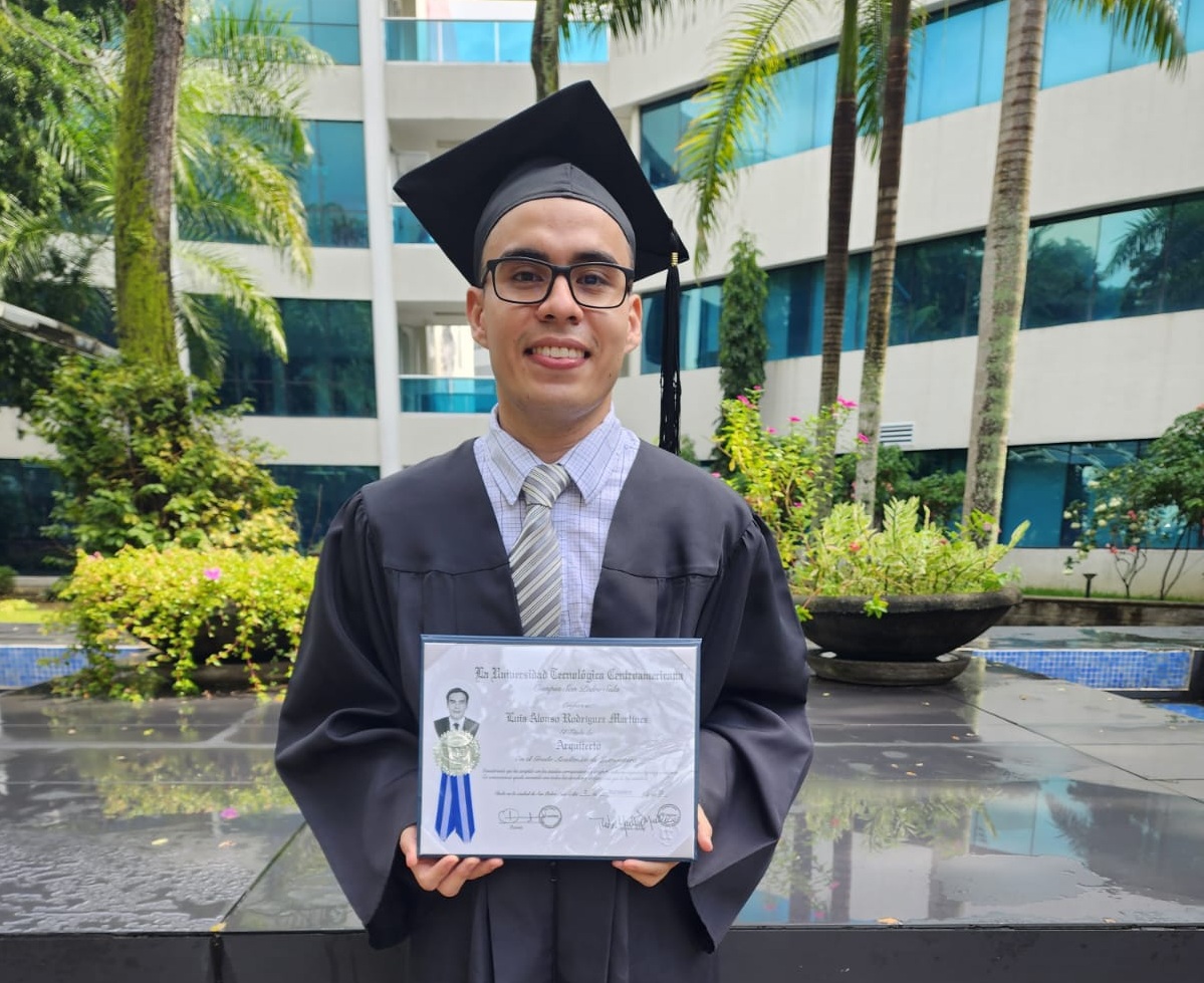 Luis Alonso Rodríguez celebra su graduación