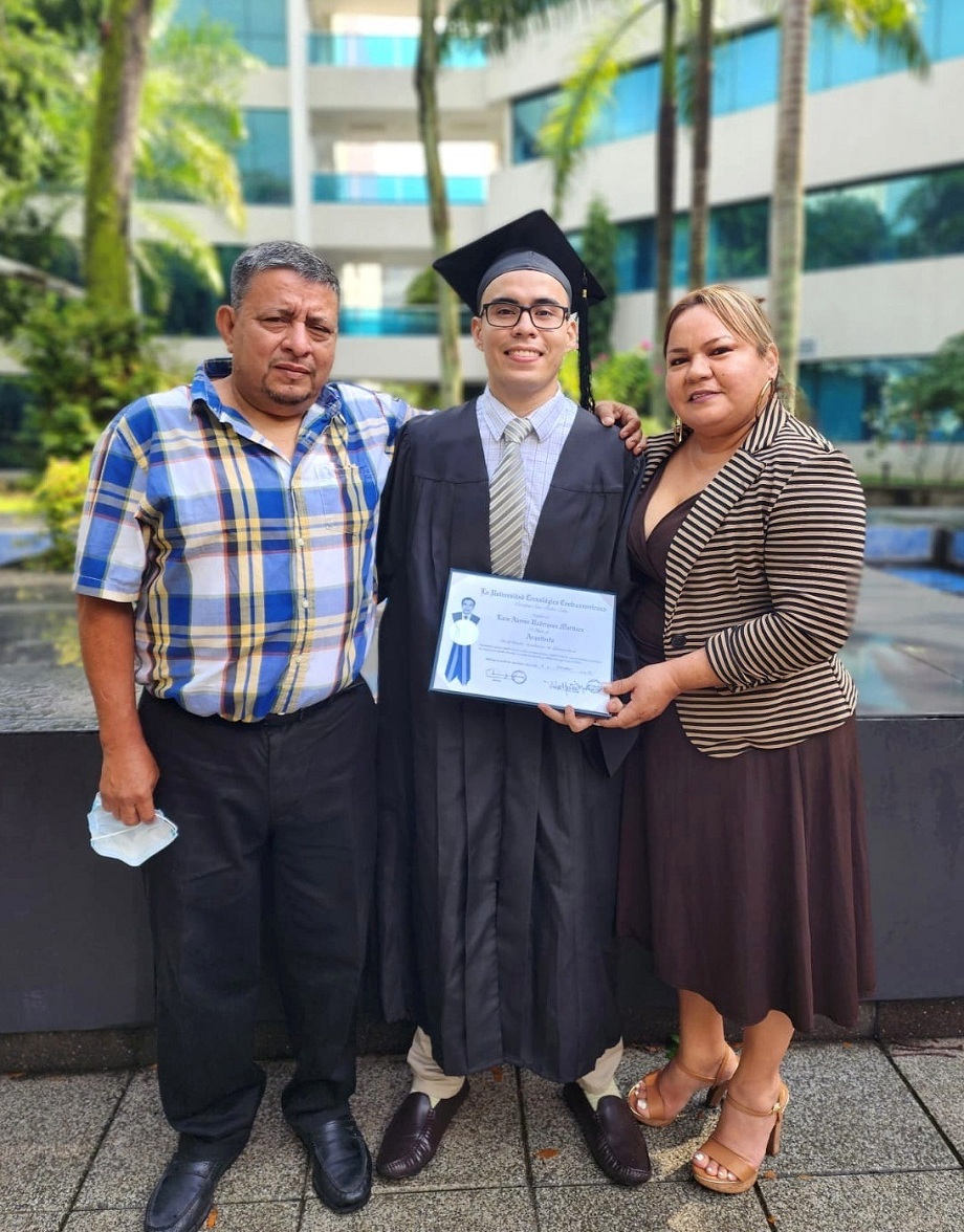 Luis Alonso Rodríguez celebra su graduación 