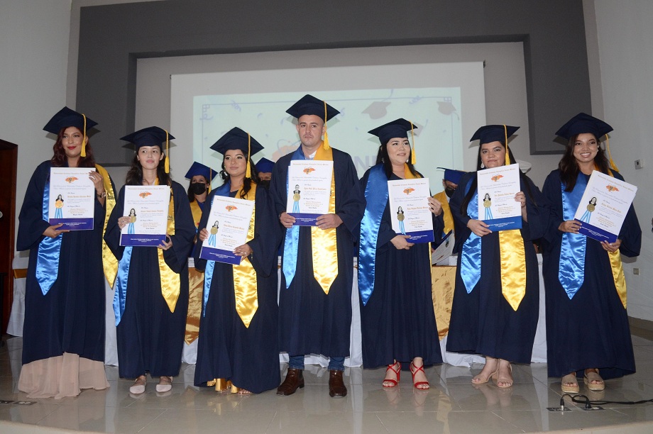 UCENM celebra la graduación de 117 nuevos profesionales