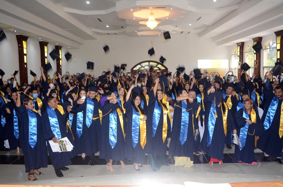 UCENM celebra la graduación de 117 nuevos profesionales