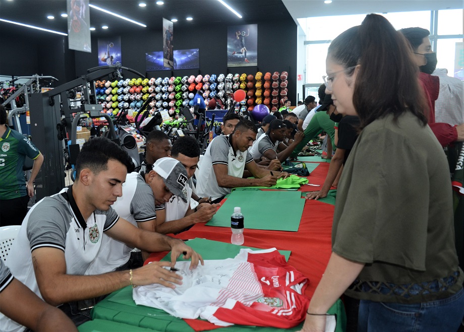 Club Deportivo Marathón firma autógrafos a su afición en Diunsa Universal