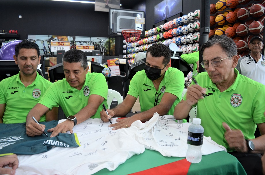 Club Deportivo Marathón firma autógrafos a su afición en Diunsa Universal
