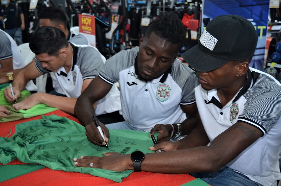 Club Deportivo Marathón firma autógrafos a su afición en Diunsa Universal