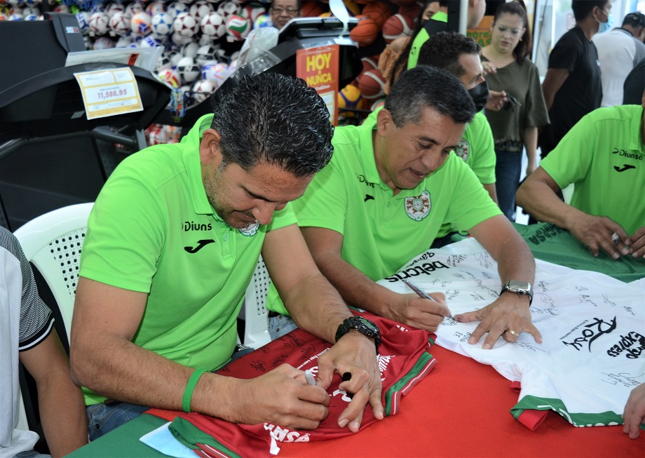 Club Deportivo Marathón firma autógrafos a su afición en Diunsa Universal