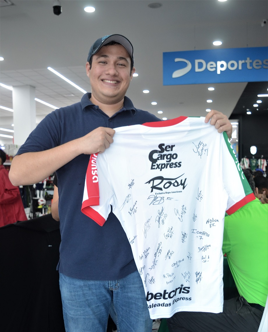 Club Deportivo Marathón firma autógrafos a su afición en Diunsa Universal