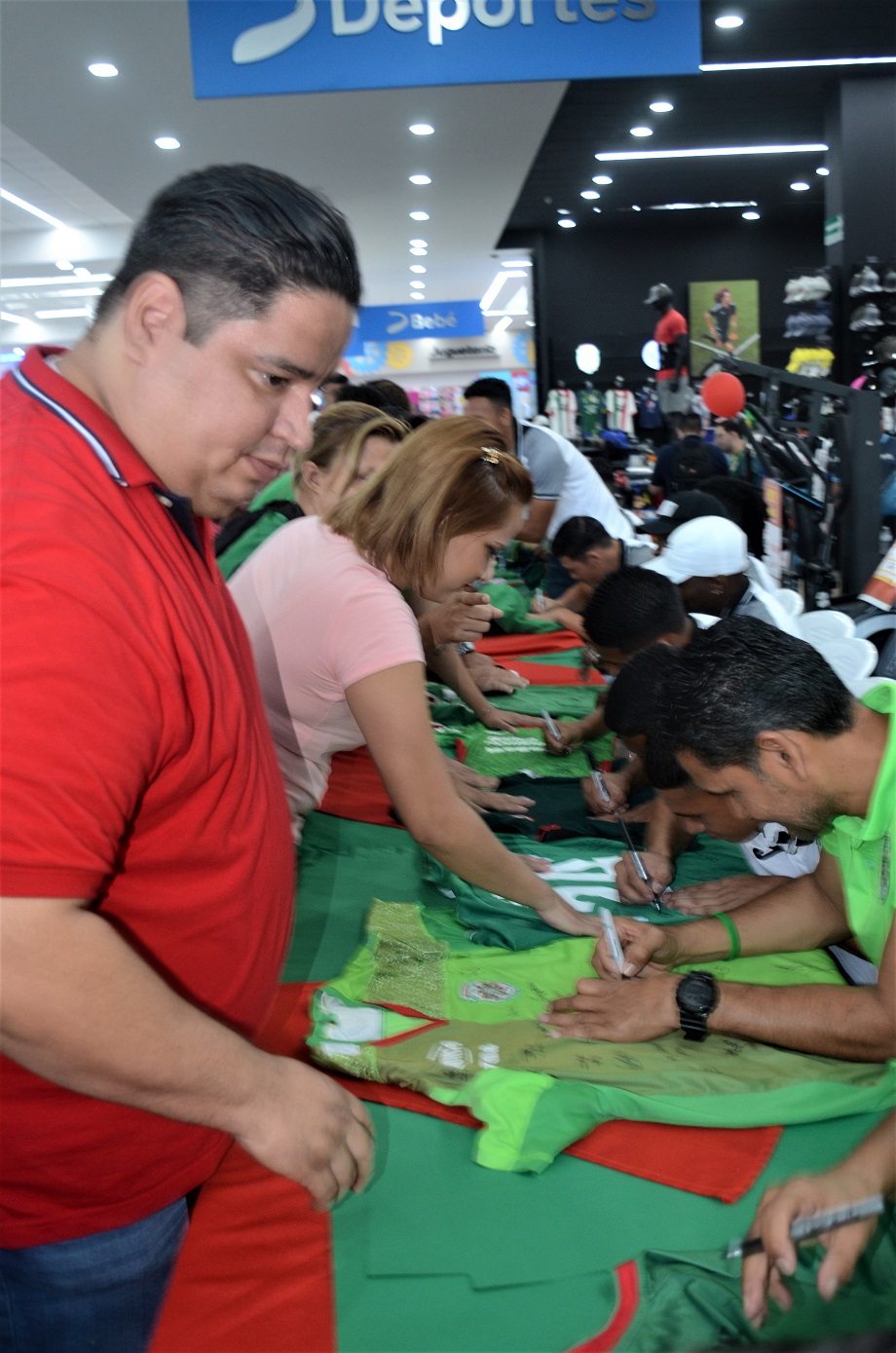 Club Deportivo Marathón firma autógrafos a su afición en Diunsa Universal