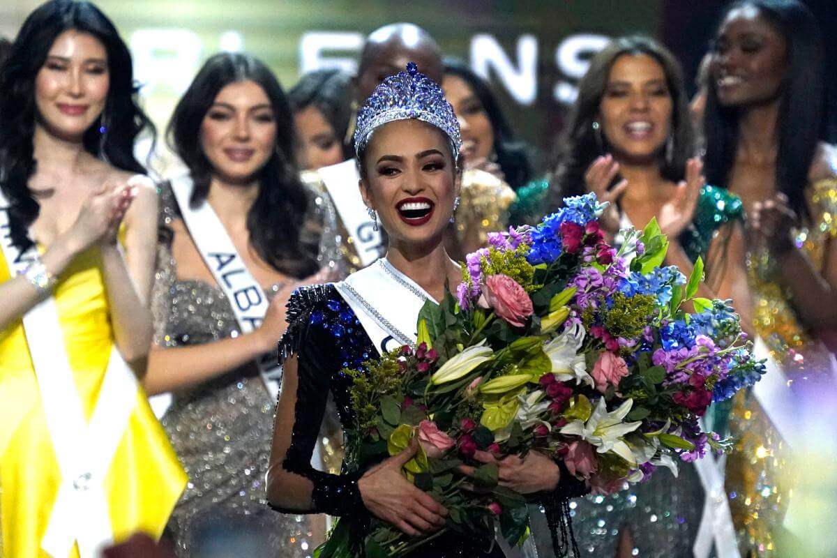 Miss Universo renuncia a su corona como Estados Unidos y ya tiene reemplazo