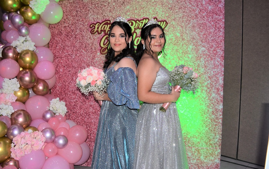 Doble celebración de XV años para Geraldina y Evelyn Regalado