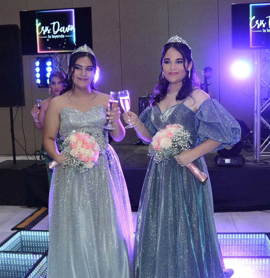 Doble celebración de XV años para Geraldina y Evelyn Regalado