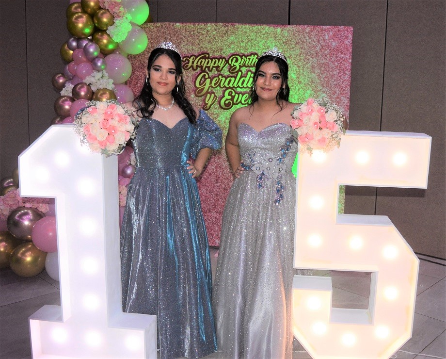 Doble celebración de XV años para Geraldina y Evelyn Regalado