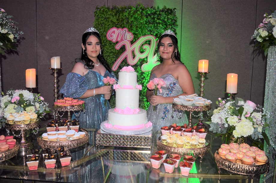 Doble celebración de XV años para Geraldina y Evelyn Regalado