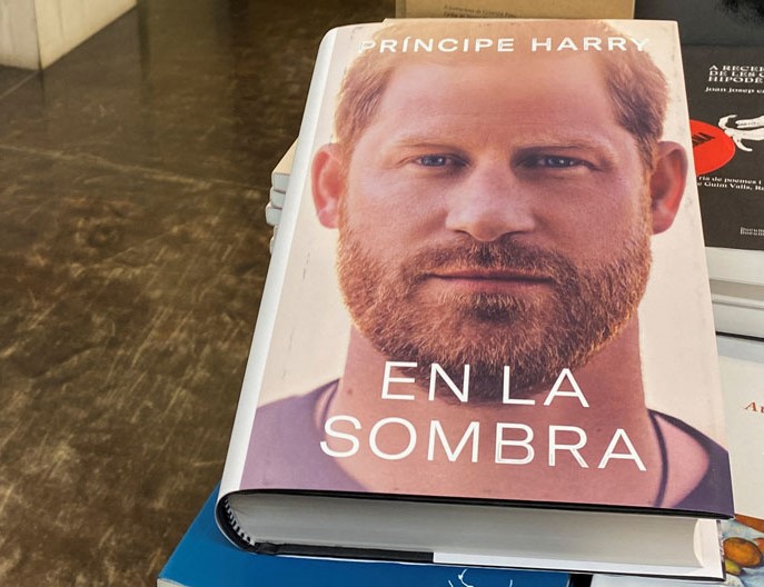 Sale a la venta polémico libro de memorias del príncipe Harry que preocupa a la corona británica