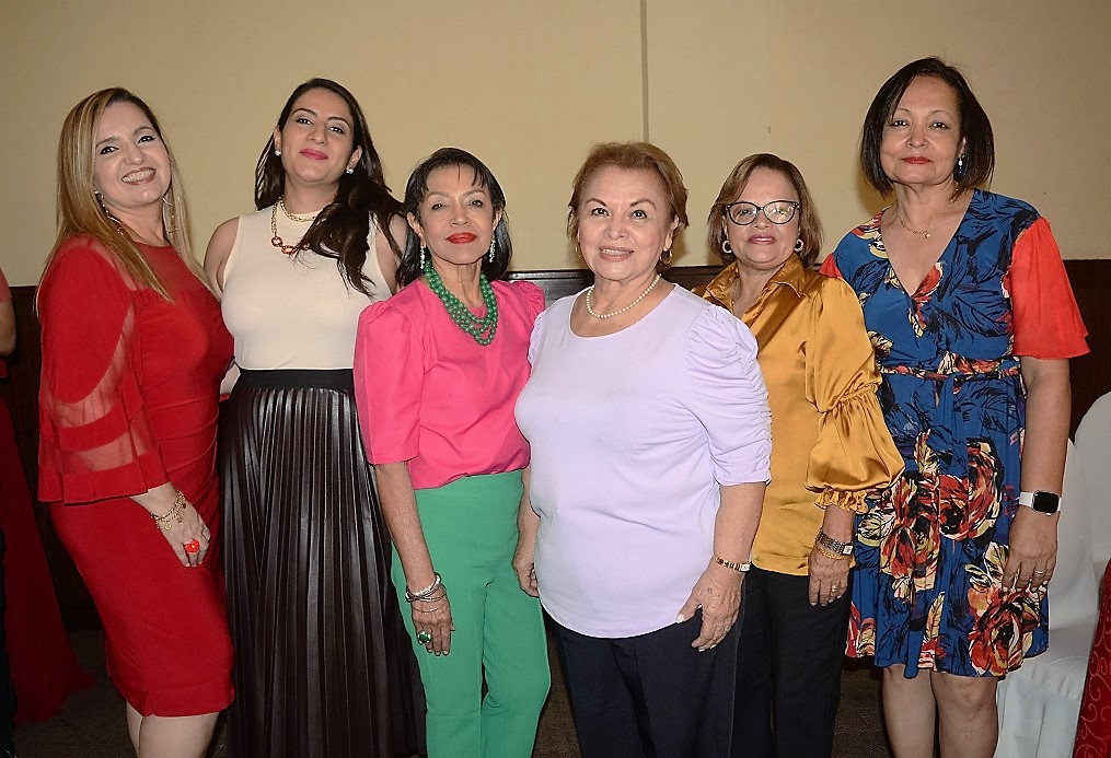 Damas del Damas del Club Internacional de Mujeres celebran Té de la Amistad 