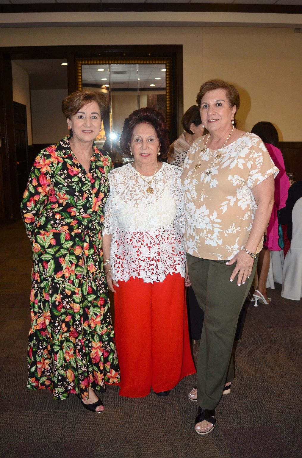 Damas del Damas del Club Internacional de Mujeres celebran Té de la Amistad 