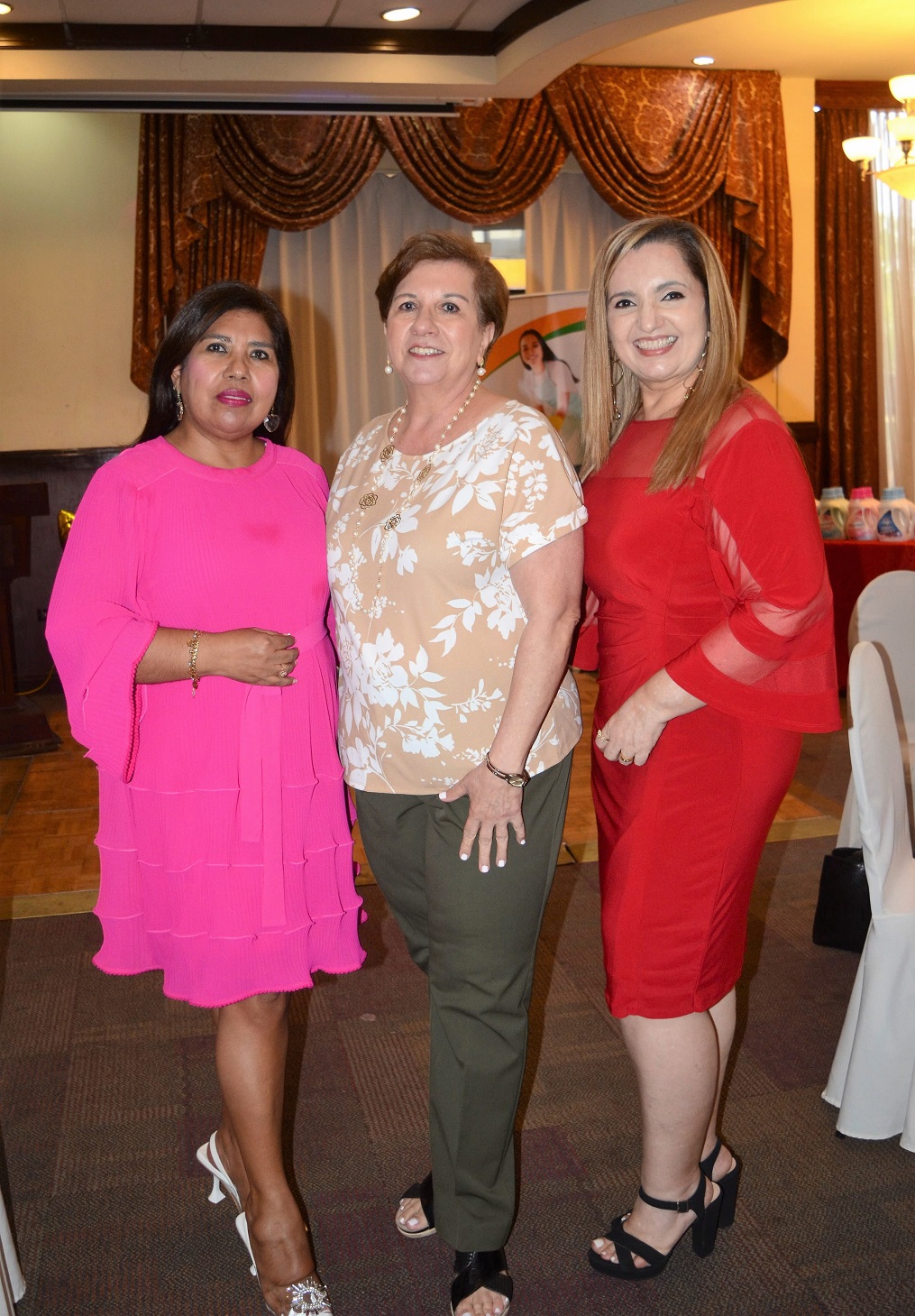 Damas del Damas del Club Internacional de Mujeres celebran Té de la Amistad 