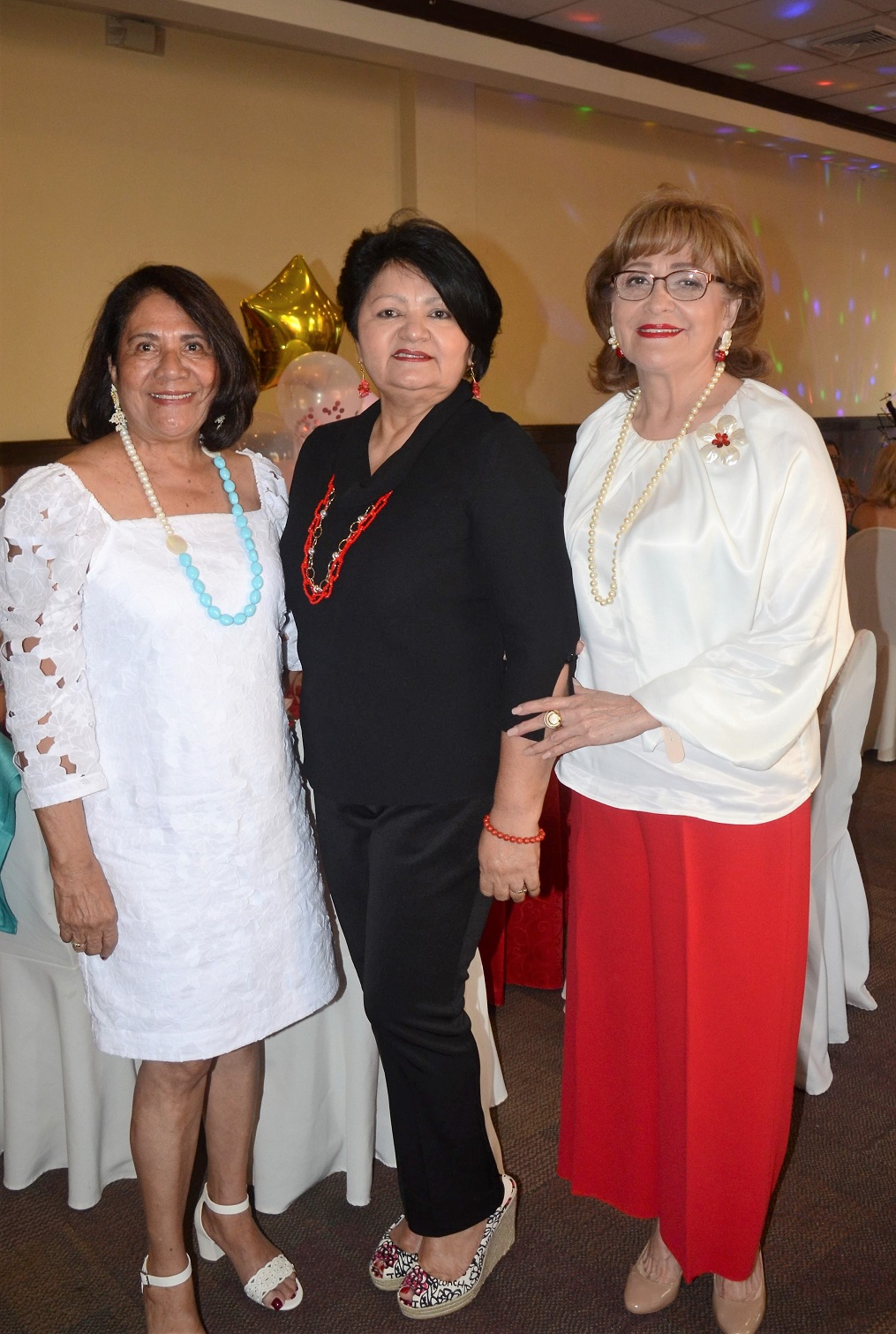 Damas del Damas del Club Internacional de Mujeres celebran Té de la Amistad 