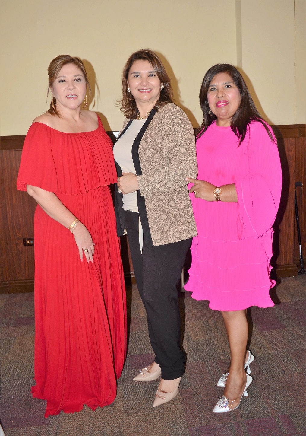 Damas del Damas del Club Internacional de Mujeres celebran Té de la Amistad 