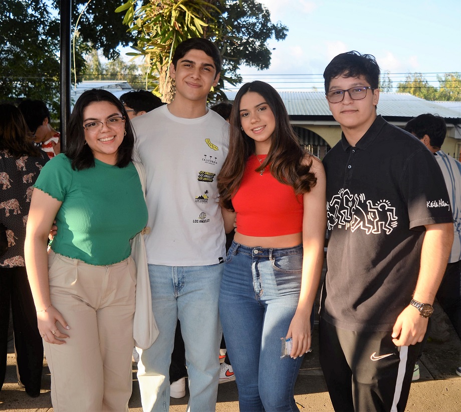 Derroche de cultura y alegría en el Festival Folklórico Seniors 2023 de la Academia Americana