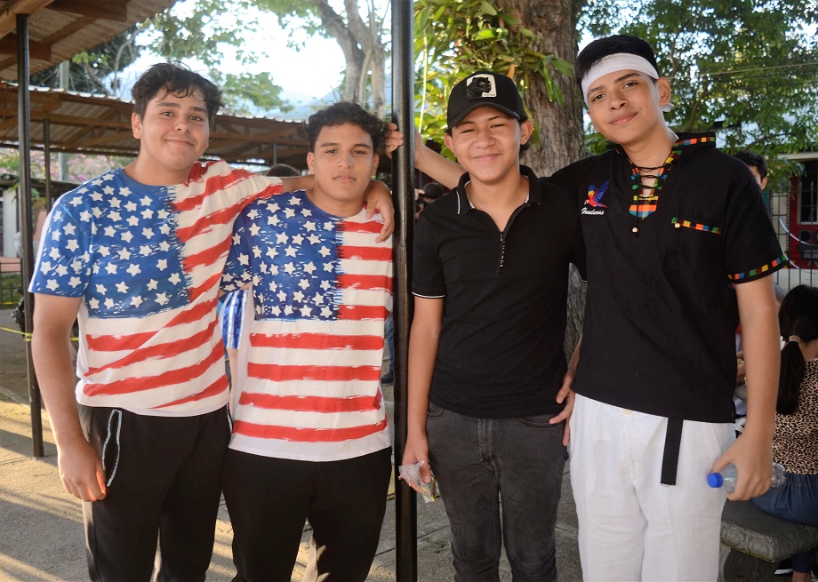 Derroche de cultura y alegría en el Festival Folklórico Seniors 2023 de la Academia Americana