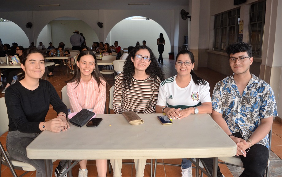 Derroche de cultura y alegría en el Festival Folklórico Seniors 2023 de la Academia Americana