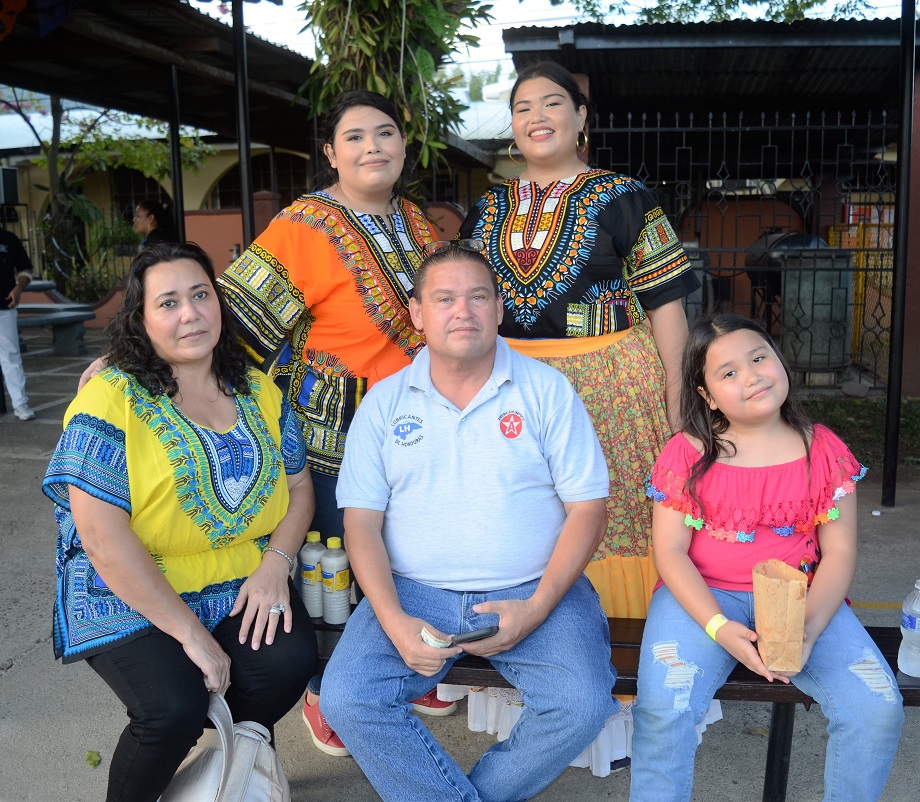 Derroche de cultura y alegría en el Festival Folklórico Seniors 2023 de la Academia Americana