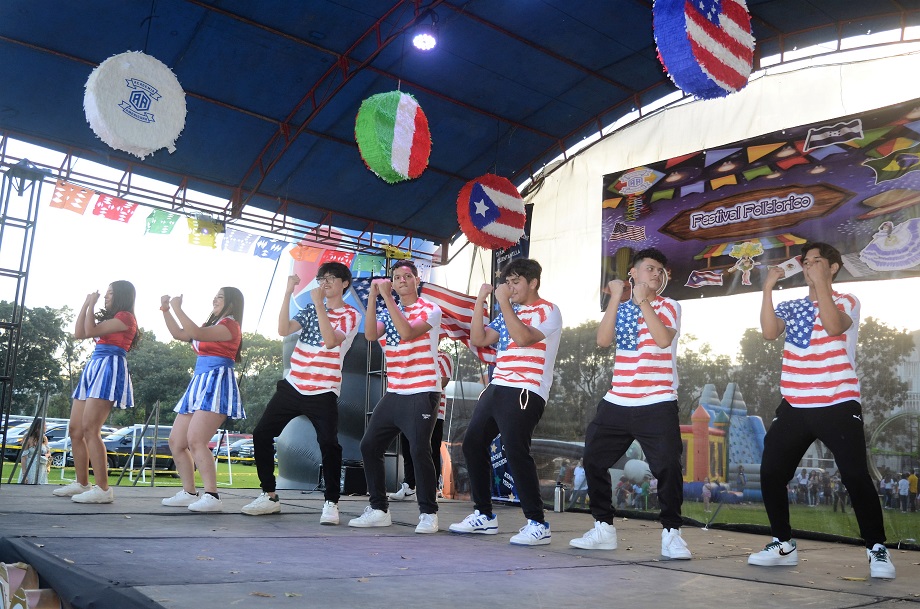 Derroche de cultura y alegría en el Festival Folklórico Seniors 2023 de la Academia Americana