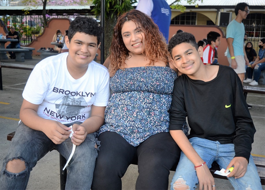 Derroche de cultura y alegría en el Festival Folklórico Seniors 2023 de la Academia Americana