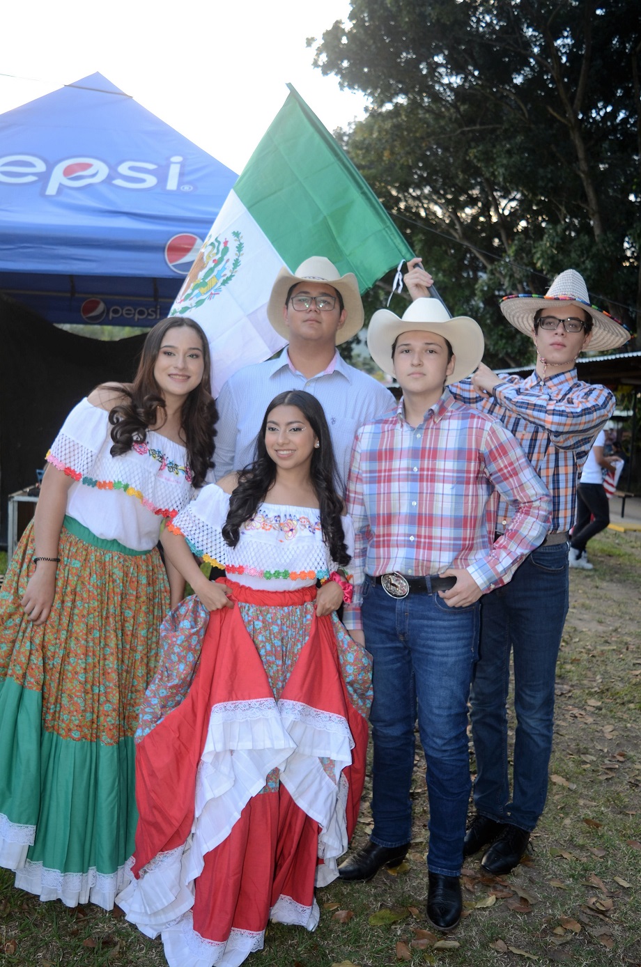 Derroche de cultura y alegría en el Festival Folklórico Seniors 2023 de la Academia Americana