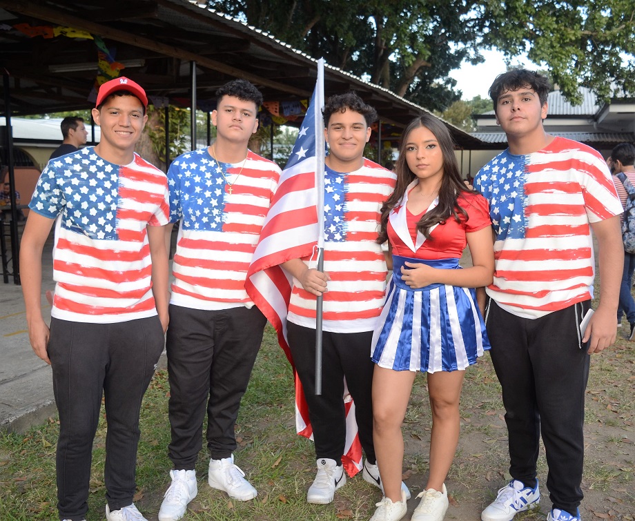 Derroche de cultura y alegría en el Festival Folklórico Seniors 2023 de la Academia Americana