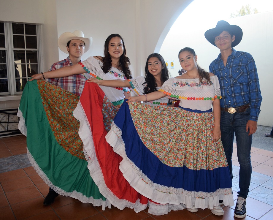 Derroche de cultura y alegría en el Festival Folklórico Seniors 2023 de la Academia Americana