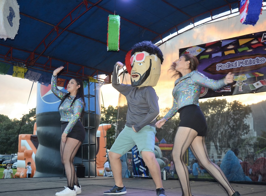 Derroche de cultura y alegría en el Festival Folklórico Seniors 2023 de la Academia Americana