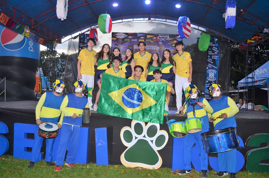 Derroche de cultura y alegría en el Festival Folklórico Seniors 2023 de la Academia Americana