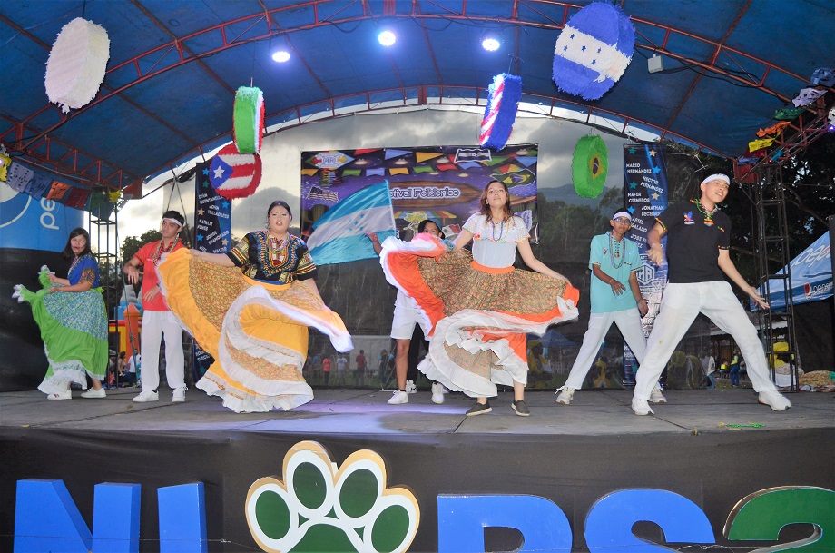 Derroche de cultura y alegría en el Festival Folklórico Seniors 2023 de la Academia Americana