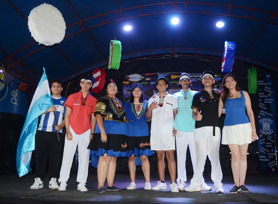 Derroche de cultura y alegría en el Festival Folklórico Seniors 2023 de la Academia Americana