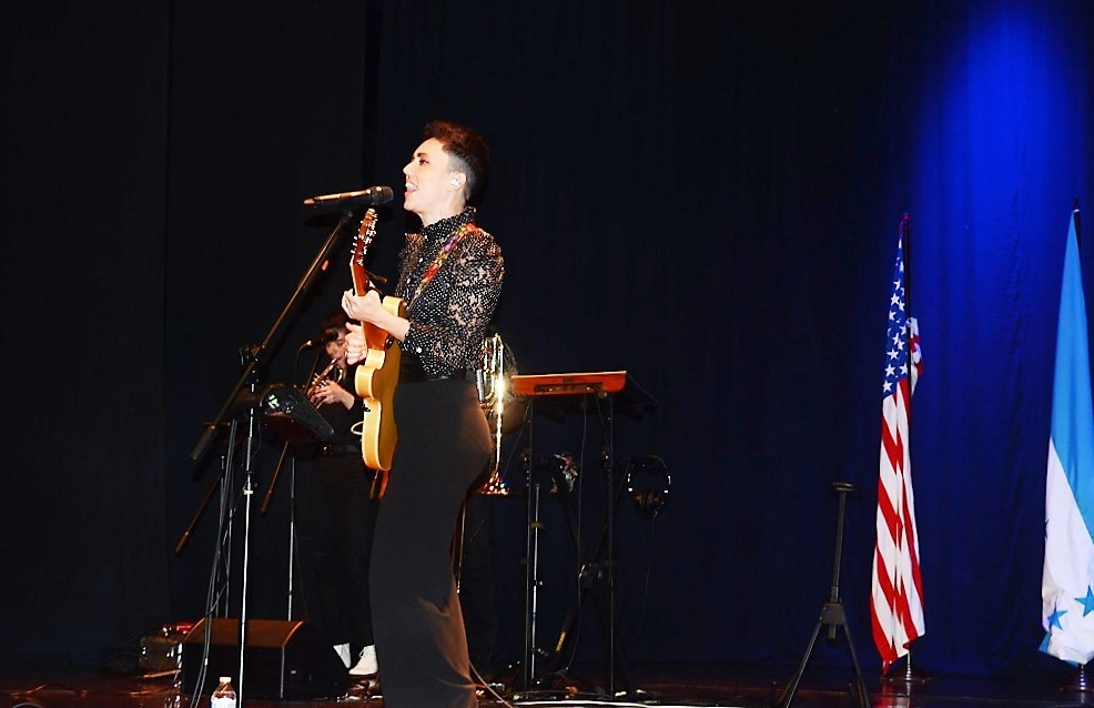 Gina Chávez y su banda ofrece concierto en San Pedro Sula