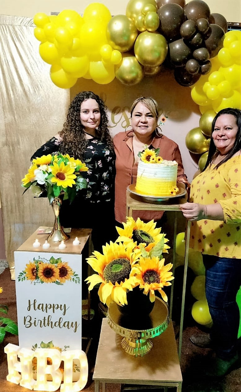 Celebrando el cumpleaños de Leslie Martínez Mancito