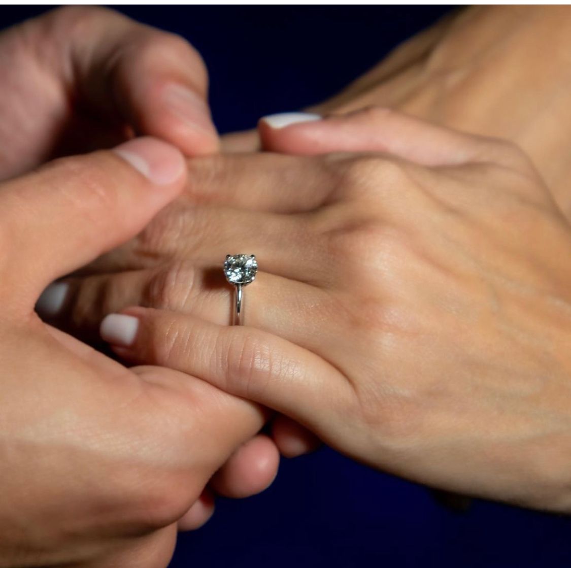 Maity Interiano flechada por Cupido y ya con anillo en mano