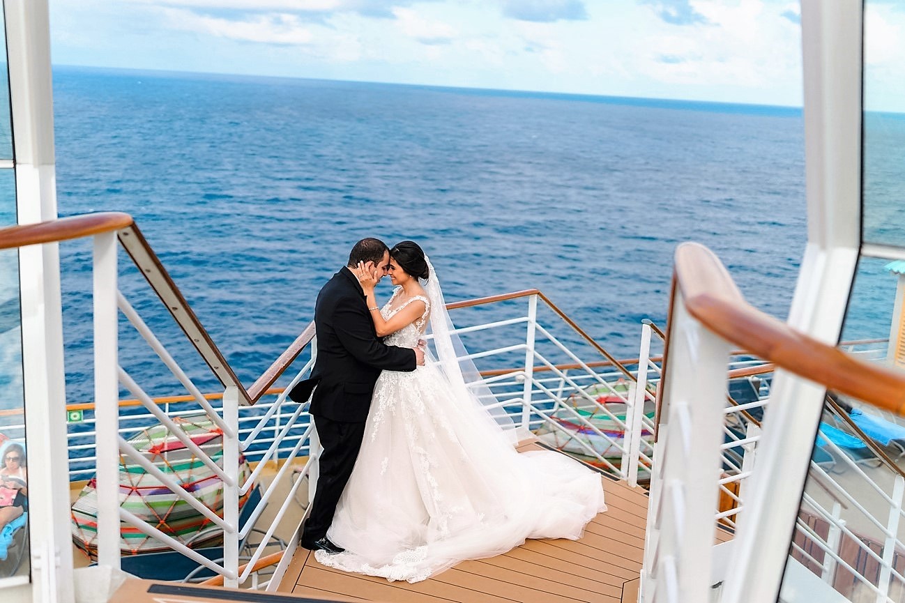 Víctor Bendeck y Brenda Palada celebran su boda a bordo de un crucero en el caribe