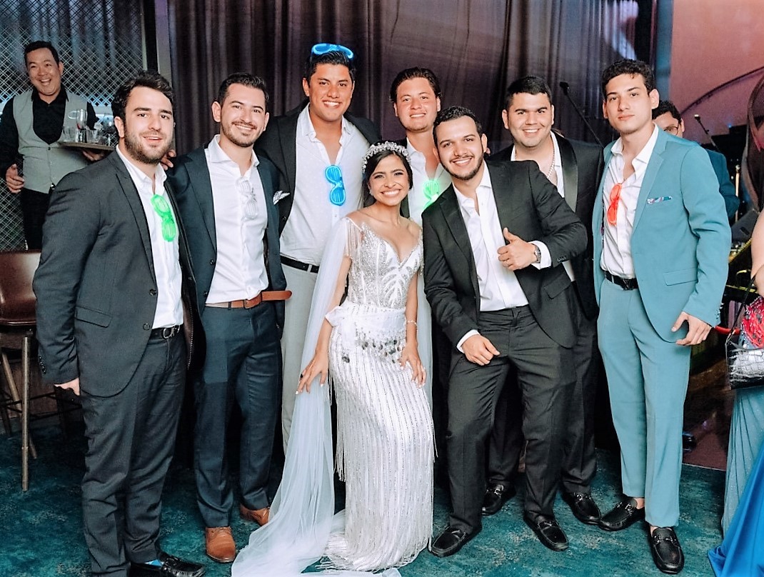 Víctor Bendeck y Brenda Palada celebran su boda a bordo de un crucero en el caribe