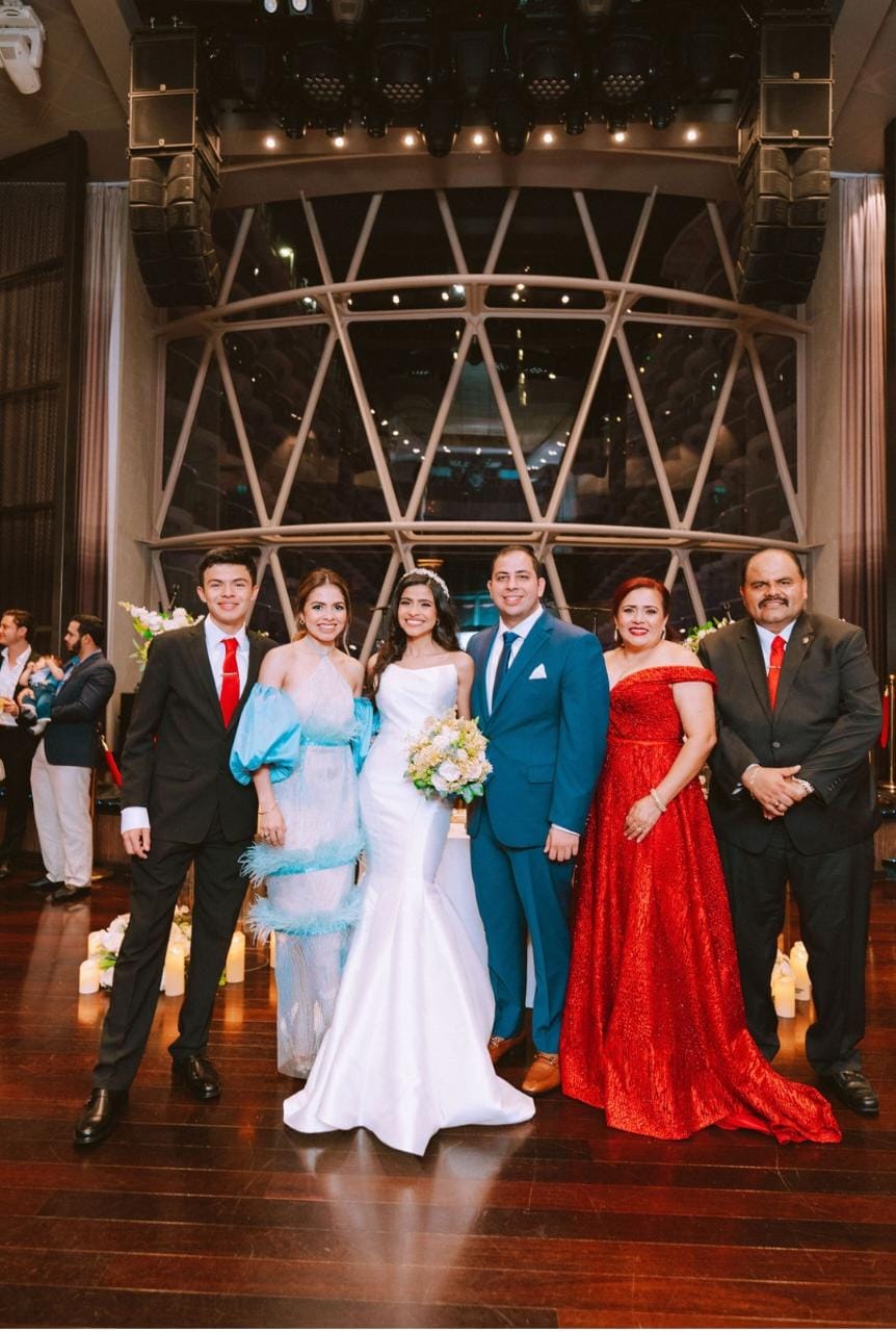 Víctor Bendeck y Brenda Palada celebran su boda a bordo de un crucero en el caribe